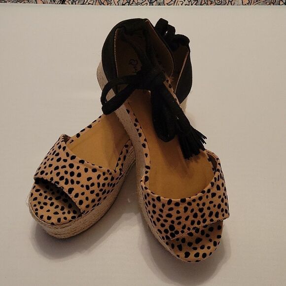 QUPID ANIMAL PRINT DESIGN PLASFORM WEDGE OPEN TOE SANDAL - Picture 2 of 14